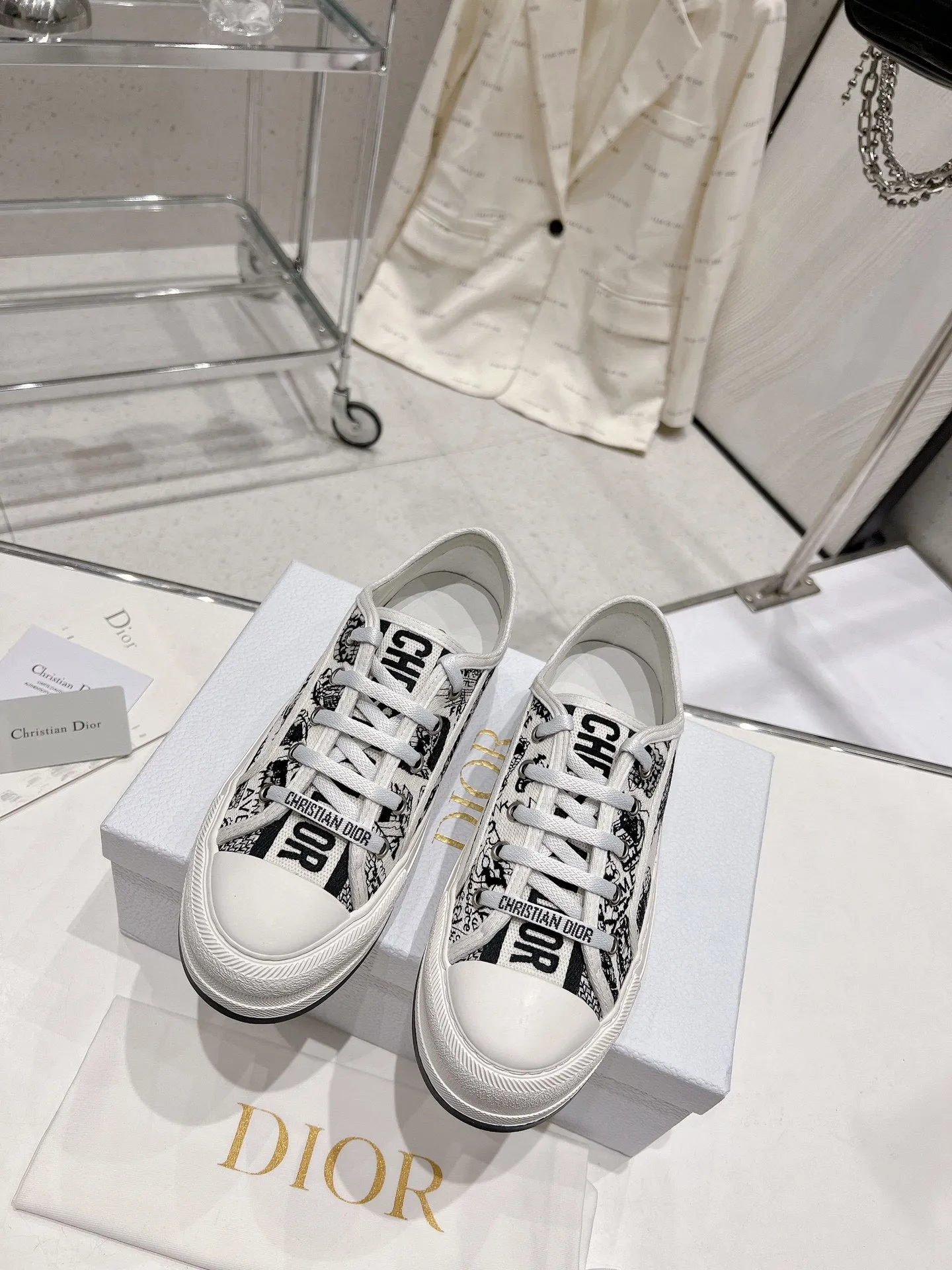 👟👟Ex-factory price 520👟👟Women's shoes Women's clothing Dior series Dior Dior 2024 Walk'n series Presbyopia Embroidery Thick-soled canvas shoes Casual sneakers Original purchase development Production This Walk'n'Dior thick-soled sneaker is a fashionable item that enhances the style of this series. Oblique printed cotton embroidered upper with comfortable platform sole, tongue and Christian Dior 👟👟 ex-factory aris signature laces. Can add fashionable temperament to all kinds of casual looks ▪️Fabric: Original customized imported Oblique printed embroidery ▪️Inner lining: Imported soft sheepskin lining ▪️Outsole: Original exclusive molded T👟👟Factory price U material ▪️Sole thickness: 4.5CM ▪️Size: Women's 35-40